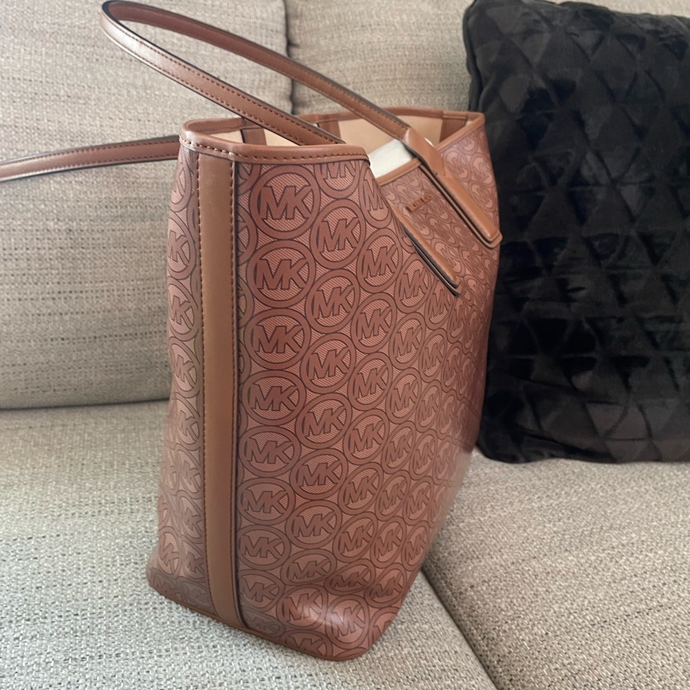 BNWOT Michael Kors Tan Logo Tote Bag - Picture 8 of 9